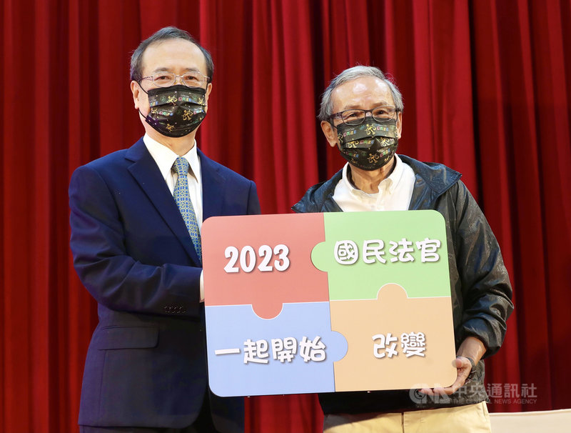 司法院推動國民法官制度,邀請導演吳念真(右)擔任代言人並拍攝宣傳影片,28日在台北舉行首映會,由司法院長許宗力(左)與吳念真共同發布,分享彼此對國民法官制度的期待與想法。中央社記者張皓安攝 110年4月28日