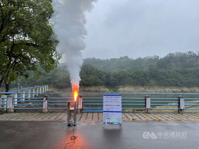 鋒面通過,苗栗28日清晨開始降下微微細雨,明德水庫工作站配合經濟部水利署,上午與石門、寶二、永和山、鯉魚潭等水庫同步進行人工增雨作業,希望提高集水區降雨量。(民眾提供)中央社記者管瑞平傳真 110年4月28日