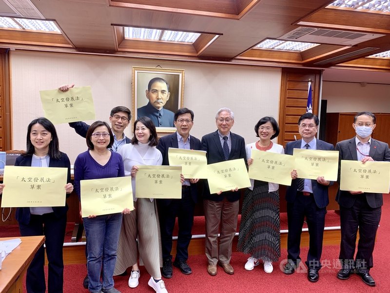 立法院教育及文化委員會28日初審通過「太空發展法草案」。科技部長吳政忠(右四)表示太空產業在未來10 年會開展商業發展,包括5G、6G創新應用等,與所有人相關,草案初審完畢對台灣邁向未來太空產業是重要里程碑。中央社記者林育瑄攝 110年4月28日
