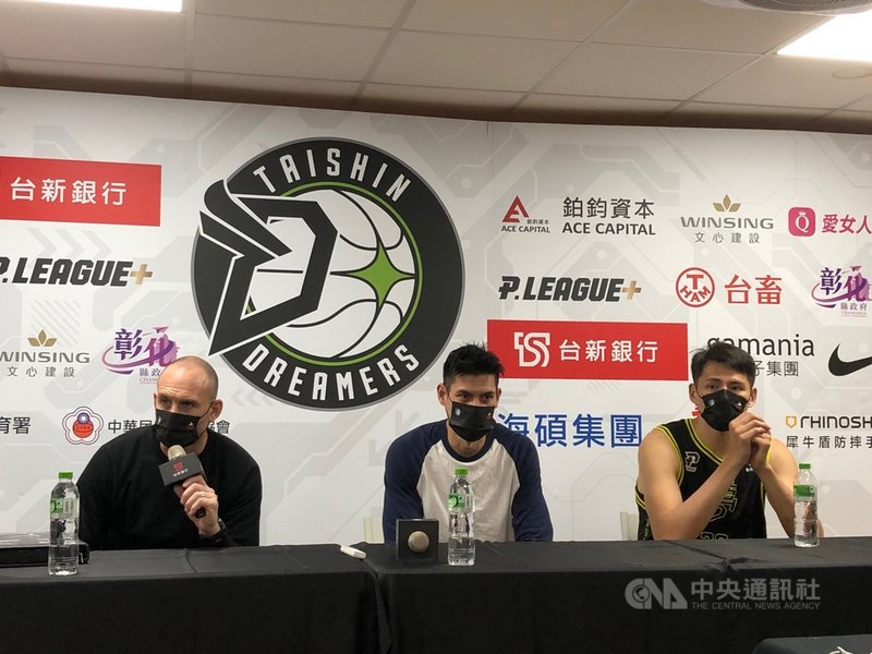 台灣職業籃球聯盟P. LEAGUE+季後挑戰賽,福爾摩沙台新夢想家連2場比賽在決勝節被桃園領航猿逆轉,夢想家「阿美族戰士」楊敬敏(中)28日喊話,系列賽還沒結束。中央社記者黃巧雯攝 110年4月28日