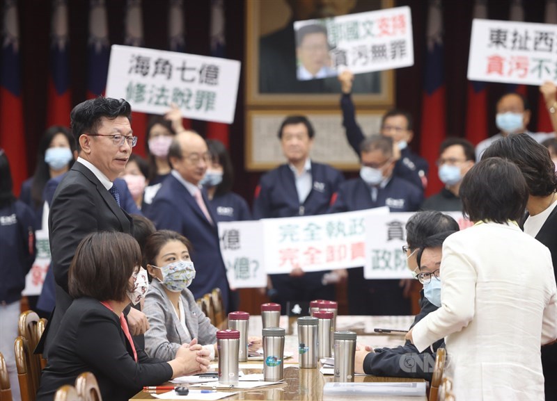 立法院財政委員會28日審查會計法第99條之1條文修正草案,涉及國務機要費除罪化議題,排審此案與主持會議的召委、民進黨立委郭國文(前左,站立者)最後宣布「直接送出委員會」。郭國文說,國民黨立委應為程序負責。中央社記者鄭傑文攝 110年4月28日