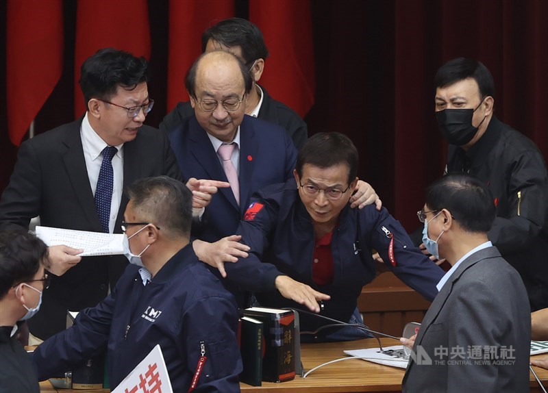 立法院財政委員會28日審查會計法第99條之1條文修正草案,涉及國務機要費除罪化議題,朝野爆拉扯衝突,國民黨立委賴士葆(前右2)不滿會議持續進行,直接扯斷麥克風。後左為會議召委、民進黨立委郭國文。中央社記者鄭傑文攝 110年4月28日