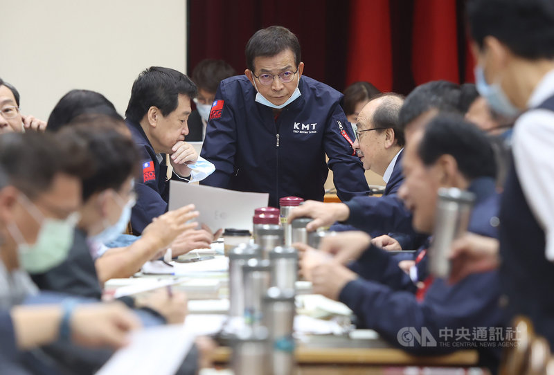 立法院財政委員會28日審查會計法第99條之1條文修正草案,涉及國務機要費除罪化議題,國民黨立委賴士葆(中)、國民黨團總召費鴻泰(左)、民進黨團總召柯建銘(右)在會前協商。中央社記者鄭傑文攝 110年4月28日