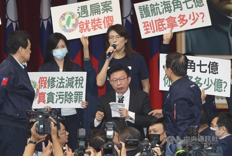 立法院財政委員會28日審查會計法第99條之1條文修正草案,涉及國務機要費除罪化議題,在混亂中,排審此案與主持會議的召委、民進黨立委郭國文(前中)宣布「直接送出委員會」。中央社記者鄭傑文攝 110年4月28日