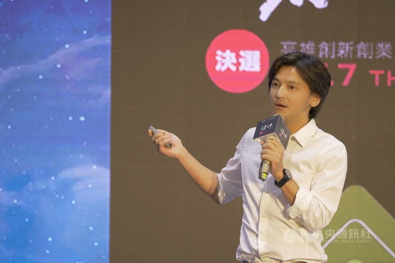 後疫情時代,線上客服與遠距學習等數位經濟產業夯,易晨智能公司執行長許永昌(圖)表示,透過AI人工智慧技術,可讓使用者透過手機通訊軟體遠端驅動家電,或是線上訓練英語口說。(業者提供)中央社記者蘇木春傳真 110年4月28日