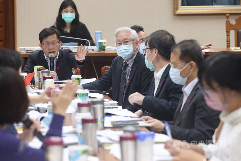立法院教育及文化委員會28日審查「太空發展法草案」,科技部長吳政忠(右4)出席說明。中央社記者鄭傑文攝 110年4月28日