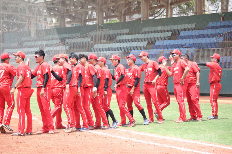 成棒春季聯賽綺麗珊瑚隊在歷經本屆賽事16連不勝後,終於在28日以3比2擊敗台北興富發隊,也中止了包括協會盃、爆米花聯盟在內的全國賽事42連不勝。(中華棒協提供)中央社記者楊啟芳傳真 110年4月28日