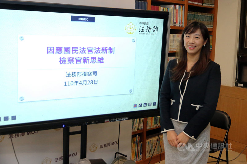 法務部檢察司主任檢察官鄧巧羚(圖)28日表示,在未來國民法官的法庭上,檢察官必須出示證據,促使國民法官形成有罪心證,因此檢察官必須具備說故事、做簡報等新能力。中央社記者蕭博文攝 110年4月28日
