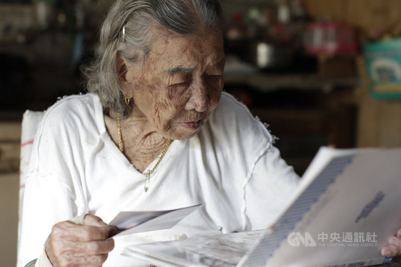 探索沖繩礦坑台灣移民史的紀錄片「綠色牢籠」,以已故的92歲阿嬤橋間良子(圖)視角回顧被遺忘的移民歷史。導演黃胤毓表示,阿嬤對我們當熱情,前2年身體健康的時候,甚至會下廚煮台灣小吃給我們吃。(希望行銷提供)中央社記者葉冠吟傳真 110年4月28日