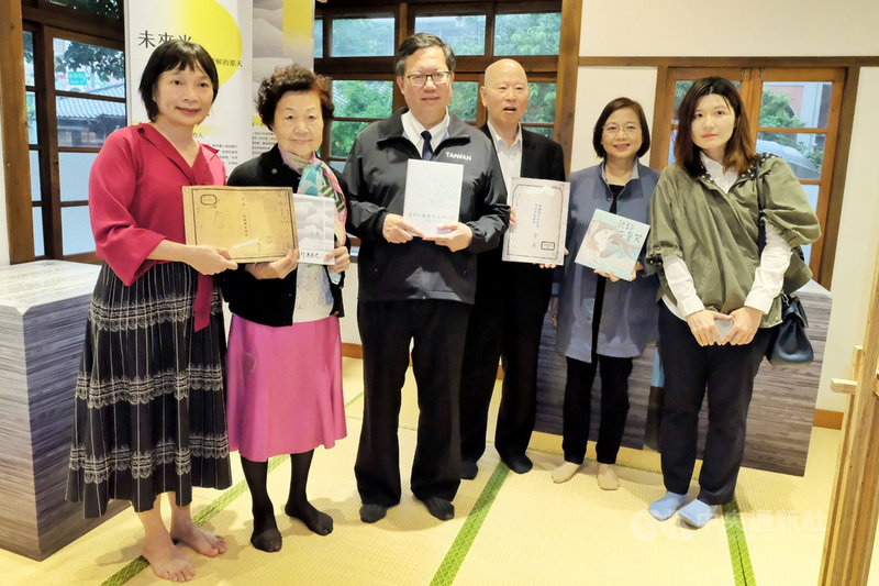 桃園市長鄭文燦(左3)28日出席「彼時影.未來光-促轉會社會對話行動展」表示,「轉型正義不是用一種正義取代另一個時代,而是需要有真相才能和解」,對過去錯誤歷史可以原諒,但不能忘記,透過對話了解,達成更高政治共識。中央社記者吳睿騏桃園攝 110年4月28日