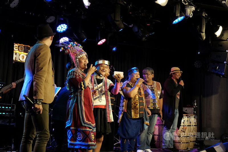 公視紀實片「斜坡上的老歌手」由導演吳星螢執導,透過音樂載具的轉變,見證天王、天后級原住民歌手的興衰。(公視提供)中央社記者王心妤傳真 110年4月28日