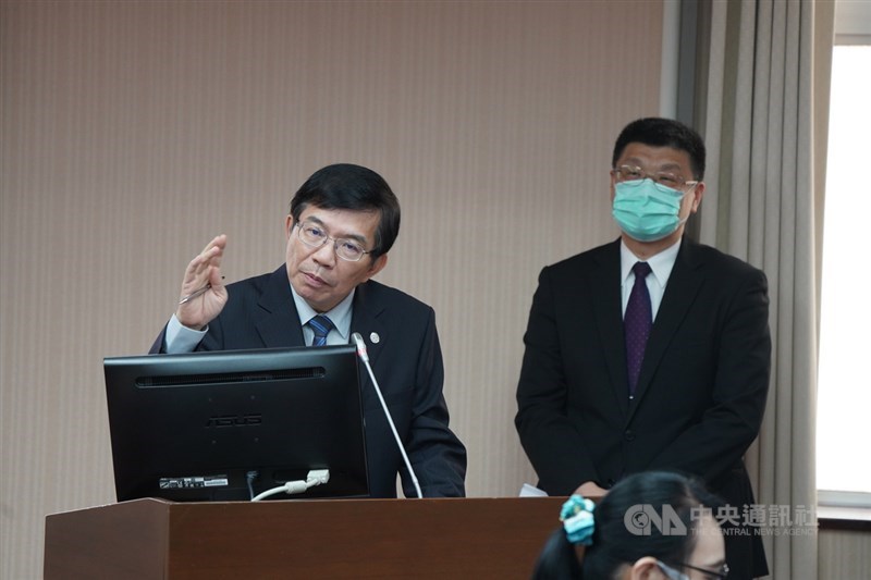 交通部長王國材日前承諾推動台鐵改革,3年達到企業化。王國材(左)28日在立法院交通委員會答詢時明確表示,台鐵企業化就是要將台鐵改為國營公司,類似中華郵政公司的型態。右為台鐵新任局長杜微。中央社記者徐肇昌攝 110年4月28日