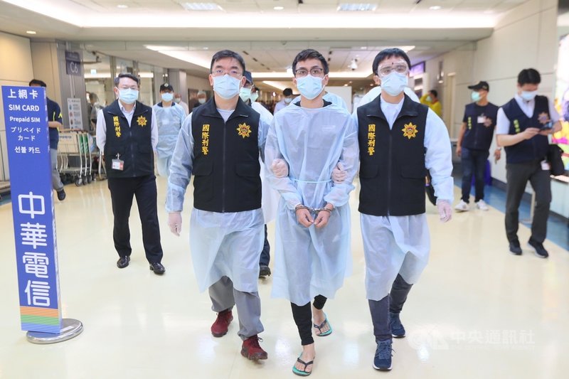 台北市信義區民國103年發生夜店殺警案,潛逃出境的嫌犯許淳凱(前中)4月初在馬來西亞落網,28日由刑事警察局派員搭乘班機前往馬國押解返台。中央社記者吳睿騏桃園機場攝 110年4月28日