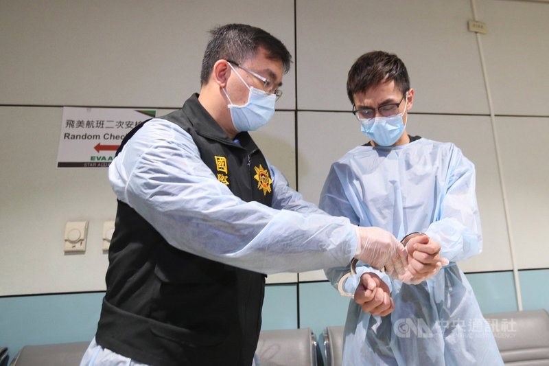 台北市信義區民國103年發生夜店殺警案,潛逃出境的嫌犯許淳凱(右)4月初在馬來西亞落網,28日傍晚由刑事局押解返台,由檢察官以視訊方式完成偵訊後,由專案小組解送台中看守所,執行14天的入境檢疫程序。中央社記者吳睿騏桃園機場攝 110年4月28日