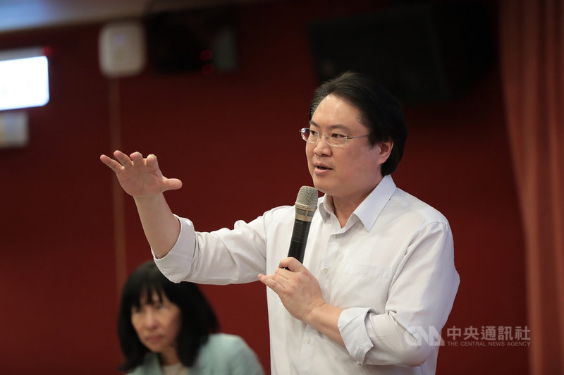 基隆市長林右昌28日前往文化大學演講,期許學生要具備想像力、創造力及領導統御能力,「讓不可能成為可能」。(基隆市政府提供)中央社記者王朝鈺傳真 110年4月28日
