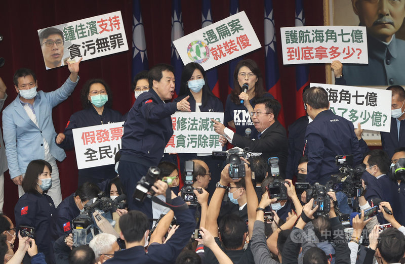 立法院財政委員會28日審查會計法第99條之1條文修正草案,國民黨表達反對修法立場並霸占主席台,黨團總召費鴻泰(左3)與主持會議的召委、民進黨立委郭國文(右2)言語交鋒。中央社記者鄭傑文攝 110年4月28日