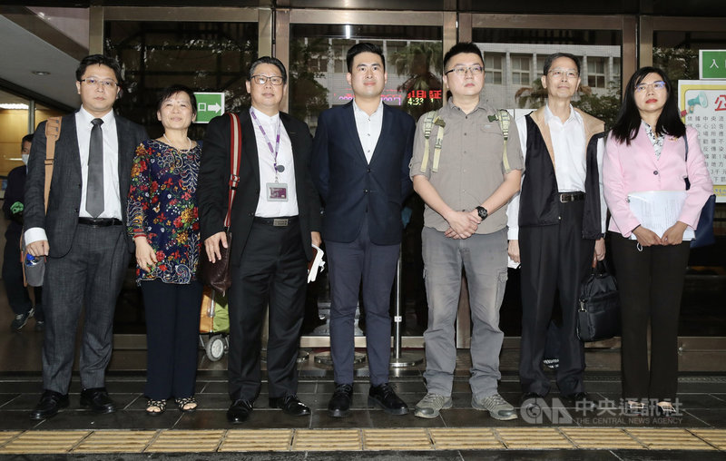 新黨青年軍王炳忠(右4)、林明正(右3)等人涉犯國家安全法案件,台北地方法院28日一審宣判,判5名被告都無罪。王炳忠等人與律師團在台北地方法院門口舉行記者會。中央社記者張皓安攝 110年4月28日