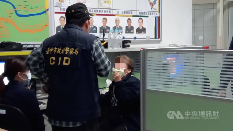 黃姓男子等3人24日在台中市區租車,前往台中市中橫公路旁產業道路在車內輕生。黃男與單親母親同住豐原,家境清寒,黃母無力籌備兒子後事,和平警分局員警與地方人士籌款相助。(民眾提供)中央社記者趙麗妍傳真 110年4月28日