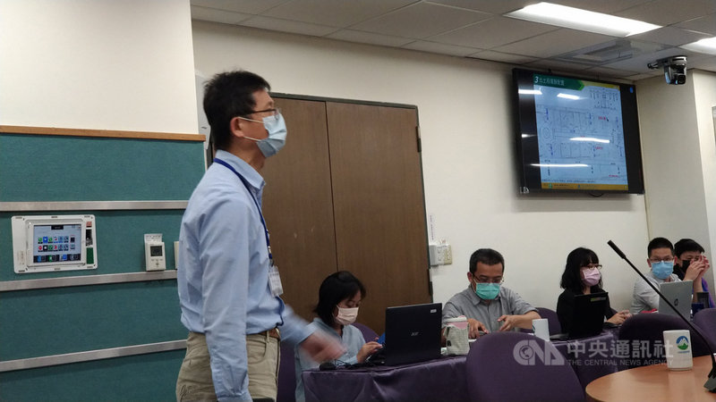 環保署環評大會28日審查台北捷運環狀線第5次環差案。台北市捷運工程局表示開發路段大貨車左、右轉「沒有問題」,引來律師詹順貴(左)嚴詞反駁,怒批「公然說謊」。中央社記者張雄風攝 110年4月28日