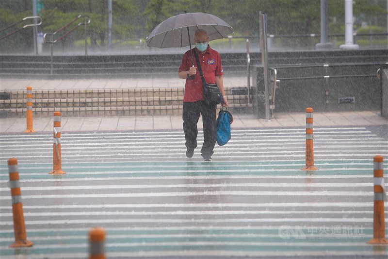 氣象局表示,預估鋒面在28日晚間至29日上半天通過台灣,北部、中部山區累積雨量可能達大雨標準。(中央社檔案照片)