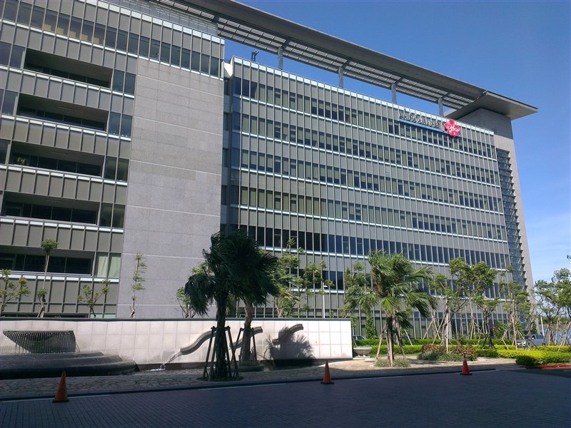 華航28日宣布加強防疫措施,5月1日起,華航園區約1000餘人分組居家辦公。圖為華航園區一隅。(圖取自維基共享資源,作者watson88,CC BY-SA 3.0)