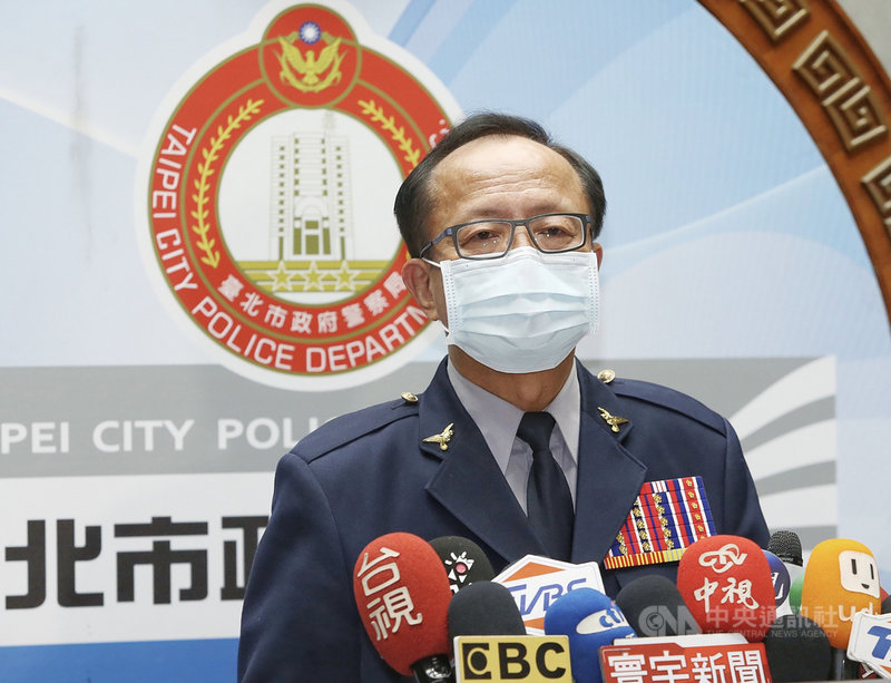 多名黑衣人闖台北市中崙派出所影像被刪案引發各界熱議,台北市警察局29日晚間7時30分召開記者會,由局長陳嘉昌(圖)親自對外說明調查松山分局員警言行失當案相關後續。中央社記者郭日曉攝 110年4月29日
