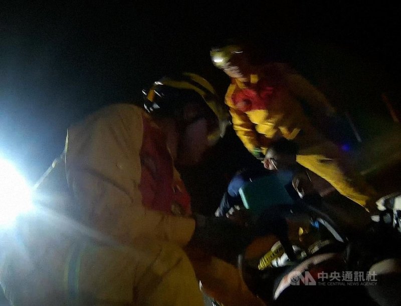 國道3號南下295.8公里處(嘉義路段)29日發生2輛自小客車追撞事故,救護人員趕抵現場發現2名駕駛受傷,一名倒臥於國道中間,送醫不治,另一名則是輕傷。(嘉義市消防局提供)中央社記者黃國芳傳真 110年4月29日