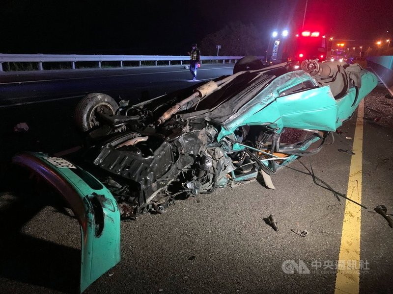 國道3號南下295.8公里處(嘉義路段)29日發生車禍,28歲楊男駕車行經現場,因不明原因自撞內側護欄後翻覆停於內線車道,隨後,後方黃男駕駛的自小客車因閃避不及追撞。楊男送醫不治,另一駕駛黃姓男子輕傷。(嘉義市消防局提供)中央社記者黃國芳傳真 110年4月29日