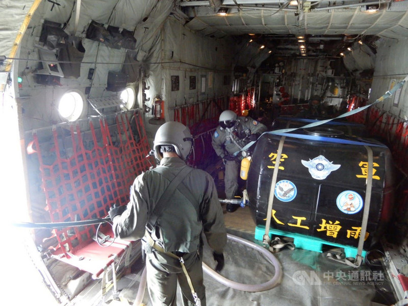 國內水情吃緊,空軍第六混合聯隊配合鋒面到來,29日派遣第十空運大隊C-130型運輸機2架次,搭載8噸清水,在鯉魚潭水庫、苗栗及台中空域進行人工增雨。(空軍第六混合聯隊提供)中央社記者郭芷瑄傳真 110年4月29日