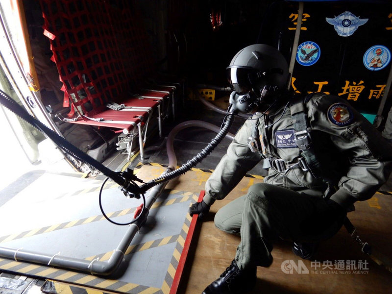 空軍第六混合聯隊第十空運大隊29日派遣C-130型運輸機2架次,在苗栗及台中空域人工增雨;機組人員必須在飛機「開艙不加壓」環境中執行作業,組員可能面臨缺氧狀況發生,更要避免產生「高空減壓症」,是空軍較特殊任務之一。(空軍第六混合聯隊提供)中央社記者郭芷瑄傳真 110年4月29日