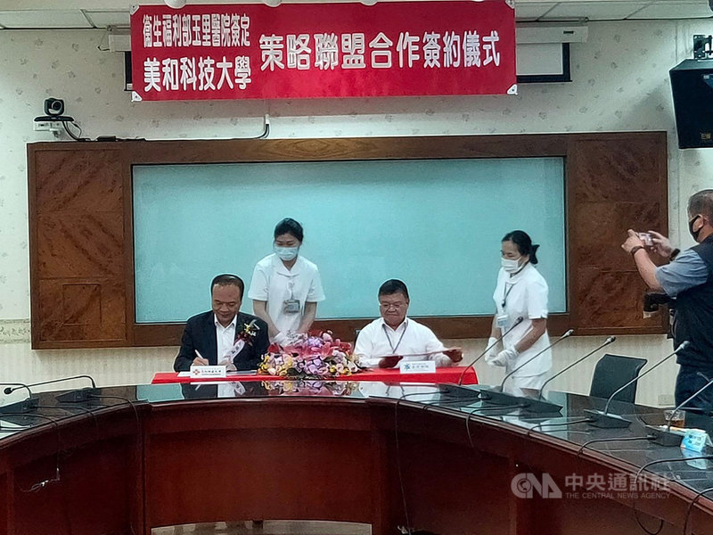 培育台灣東部地區護理人才,衛福部玉里醫院攜手屏東美和科技大學,29日由玉里醫院副院長劉駿熒(左3)與美和科技大學校長翁順祥(左)進行產學策略聯盟暨推廣教育碩士學分班簽約儀式。(衛福部玉里醫院提供)中央社記者李先鳳傳真 110年4月29日