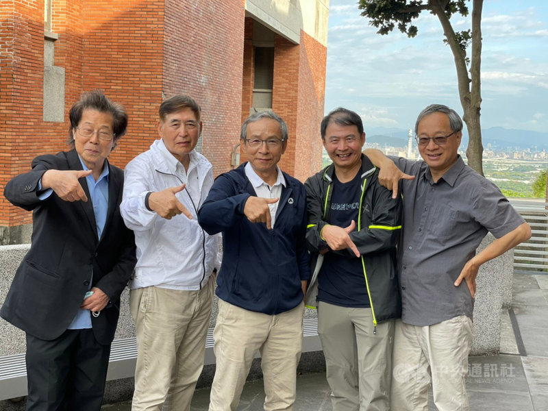 綠光劇團「人間條件7」29日中午開放會員預購,短短一小時便賣出逾萬張,創意顧問吳靜吉(左起)、藝術監督柯一正、導演吳念真、製作人雷輝、作家小野相當開心。(綠光劇團提供)中央社記者葉冠吟傳真 110年4月29日
