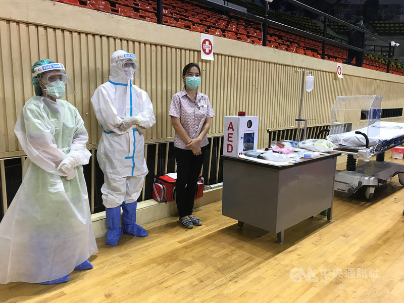 泰國第三波武漢肺炎疫情來勢洶洶,確診病例快速攀升,病床位供不應求,曼谷市政府將市中心的國家體育場改建為臨時醫院,並有專業醫護人員進駐。中央社記者呂欣憓曼谷攝 110年4月29日