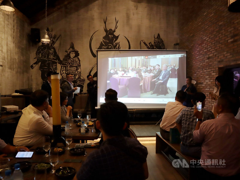 交通部觀光局駐胡志明市辦事處28日舉行年度觀光推廣企畫說明會,越台兩地4家航空公司、越南29家組團旅行社到場,台灣也有12家地接旅行社連線加入。中央社記者陳家倫胡志明市攝 110年4月29日