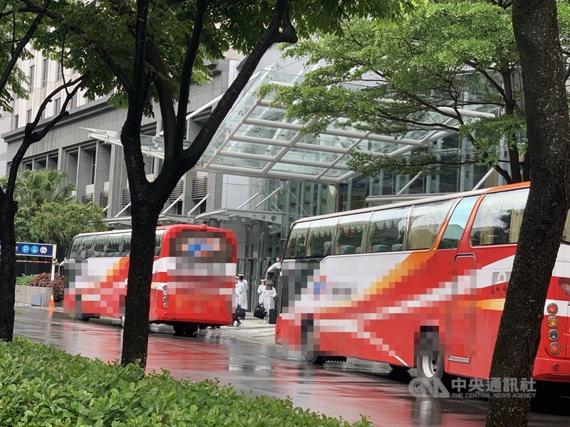 華航機師染疫事件擴大，台北諾富特華航桃園機場飯店進行淨空計畫，約有422名機組員等必須送至集中檢疫所和防疫旅館，29日現場封鎖清空消毒禁止外人進入。中央社記者葉臻攝 110年4月29日