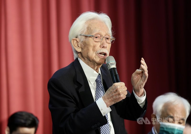 台灣新憲聯合陣線29日舉行記者會,總統府資政、台灣制憲基金會董事長辜寬敏表示,國際社會都以Taiwan稱呼我們,然而台灣政府自己對外發言卻曖昧不明,他並提到,台灣人的台灣意識年年提高,根據最新民調,台灣要成為正常的國家約8成民眾贊成。中央社記者張皓安攝 110年4月29日