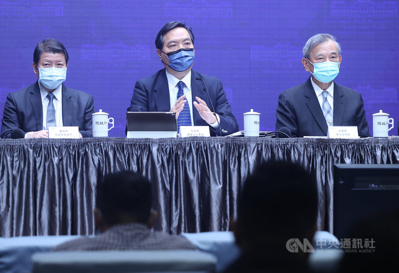 行政院政委兼發言人羅秉成(中)29日在會後記者會轉述,行政院長蘇貞昌表示,台鐵改革將朝企業化轉型;新城際列車6月到港後,年底前有7部新列車將優先投入宜花東鐵路營運。中央社記者鄭傑文攝 110年4月29日