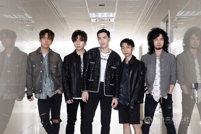 歌手蕭敬騰(中)領軍樂團獅子LION演唱公視首部4K動畫影集「勇者動畫系列」主題曲「魔王與勇者」,詞曲創作只花3天。(公視提供)中央社記者葉冠吟傳真 110年4月29日