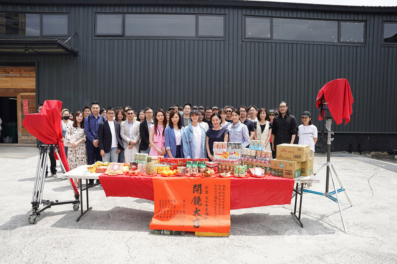 影集「台北女子圖鑑」由紅杉娛樂與「東京女子圖鑑」製作公司日本渡邊娛樂聯手,歷時3年籌拍,日前正式舉行開鏡儀式,由金馬影后桂綸鎂(前中)領軍主演,預計將在2022年上半年播出。(紅杉娛樂提供)中央社記者葉冠吟傳真 110年4月29日