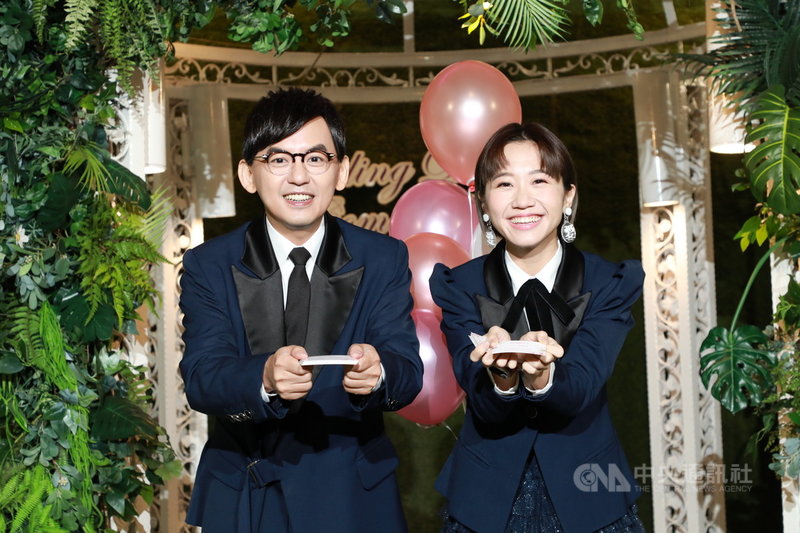 藝人黃子佼(左)與愛徒Lulu黃路梓茵(右)攜手主持實境節目「婚禮歌手」,兩人化身婚禮圓夢大使,帶「小巨蛋」等級的歌手潛入素人婚禮。(東森綜合台提供)中央社記者葉冠吟傳真 110年4月29日