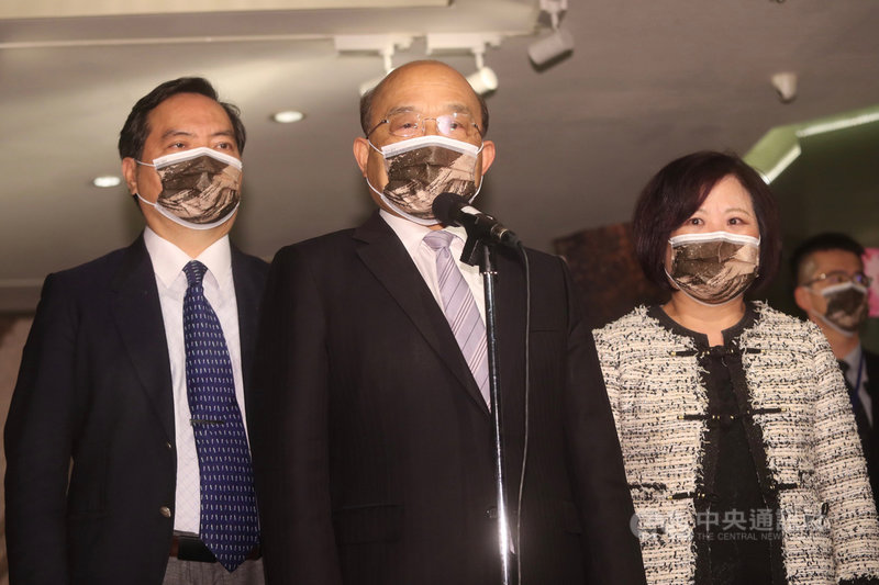 行政院長蘇貞昌(左2)29日出席公開活動時受訪指出,他已在院會明白裁示,警察同仁長期以來在第一線各崗位努力工作,建立人民對警察的信任與聲望,絕不容極少數案例來破壞;針對近期案例,已經要求內政部、警政署,需就執法沒有照規定的部分加強訓練。左3為勞動部長許銘春。中央社記者吳家昇攝 110年4月29日