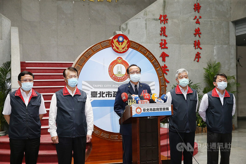 台北市政府警察局29日晚間舉行記者會,由局長陳嘉昌(中)帶隊親上火線,針對調查松山分局員警言行失當案相關後續提出說明。中央社記者郭日曉攝 110年4月29日