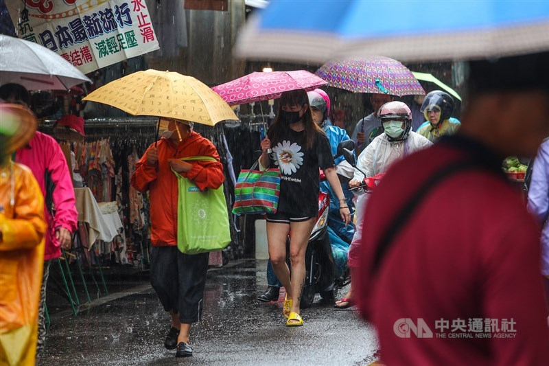 氣象局29日白天持續針對基隆市、台北市、新北市、桃園市、新竹縣市、苗栗縣發布大雨特報。(中央社檔案照片)