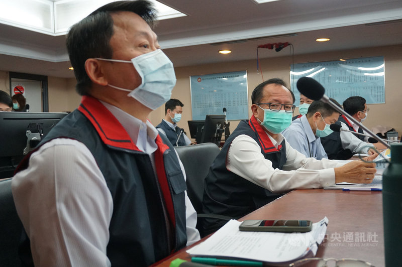 台北市議會警政衛生委員會29日上午召開會議,要求北市警局針對中崙派出所事件專案報告,市警局長陳嘉昌(左2)、松山警分局長前局長林志誠(左)、中崙所前所長許書桓、前副所長顏敏森等人列席。中央社記者劉建邦攝 110年4月29日