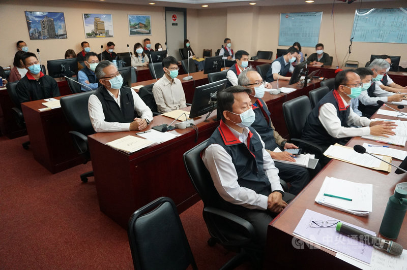 台北市松山警分局中崙派出所遭黑衣人闖入砸損電腦,北市議會警政衛生委員會29日要求市警局長陳嘉昌、松山警分局長前分局長林志誠及中崙派出所前所長許書桓等人列席專案報告。中央社記者劉建邦攝 110年4月29日