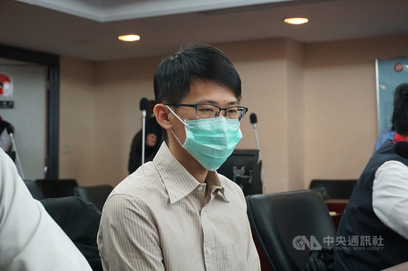 台北市松山警分局中崙派出所遭黑衣人闖入砸損電腦,監視影像疑遭前所長許書桓刪除。許書桓29日表示,從警10多年,他的工作態度就是不想去害人也不想造成長官困擾,但此事造成長官、警局及外界如此大困擾及紛爭,他很抱歉。中央社記者劉建邦攝 110年4月29日
