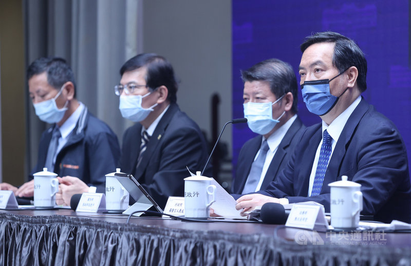 行政院院會後記者會29日在新聞中心舉行,政委兼發言人羅秉成(右)轉述行政院長蘇貞昌指示。中央社記者鄭傑文攝 110年4月29日