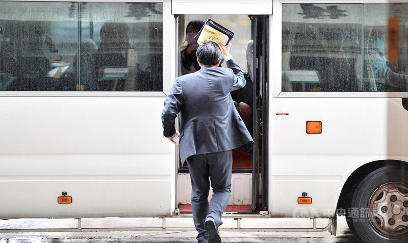 國民黨立法院黨團要求駐日代表謝長廷29日至立法院外交及國防委員會備詢,但謝因防疫未回台無法出席,召委廖婉汝宣布散會。圖為外交部官員在得知散會後,奔上交通車離開立法院。中央社記者王飛華攝 110年4月29日