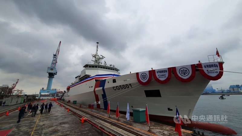 海巡署4000噸級巡防艦「嘉義艦」29日交船,滿載排水量可達5044噸,能承受10級強風、續航力1萬浬,並配有3組射程達120公尺的高壓水砲。中央社記者洪學廣攝 110年4月29日