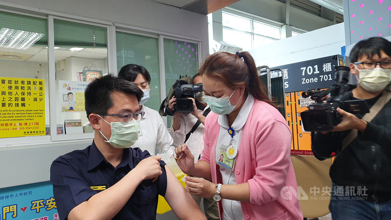 高雄市衛生局與衛福部疾管署高屏區管制中心合作,安排29日及5月3日在高雄國際機場國際航廈3樓及高雄港棧玖庫國際旅客服務中心兩處,設置武漢肺炎疫苗臨時接種站,航警局員警率先於機場接種站接種。中央社記者洪學廣攝 110年4月29日